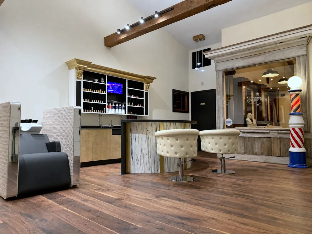 641 Main St South - Salon — photo 3