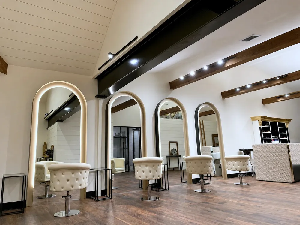 641 Main St South - Salon — photo 2