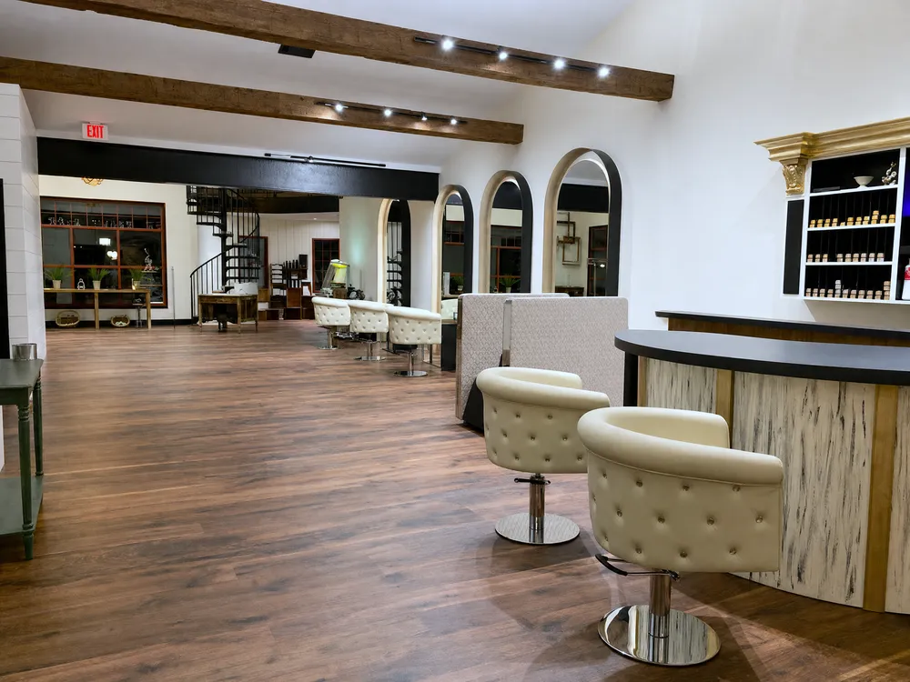 641 Main St South - Salon — photo 4