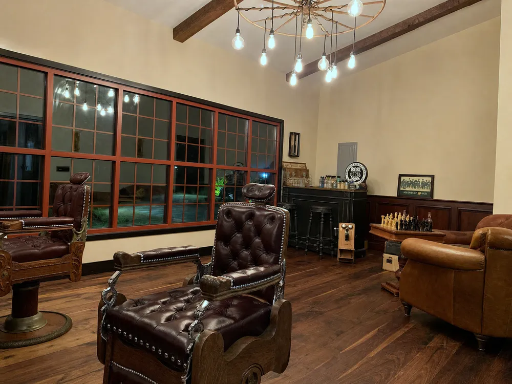 641 Main St South - Salon — photo 5